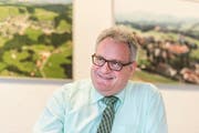Gemeindepräsident Roger Hochreutener will schon lange ein Stück Land in Eggersriet überbauuen. (Bild: Hanspeter Schiess, 21.2.2017)