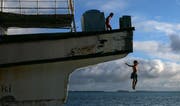 Im Hintergrund die Inseln von Tuvalu. Wird der Meeresspiegel-Anstieg nicht gestoppt sind diese Inseln dem Untergang geweiht. (Bild: Fiona Goodall/Getty Images)