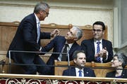 Der wieder gewählte Bundesanwalt Michael Lauber, Mitte, freut sich auf der Tribüne des Nationalrats mit Jacques Rayroud, rechts, Ruedi Montanari, links, stellvertretende Bundesanwälte. Vorne rechts Nicoletta della Valle, Direktorin Fedpol. (Bild: KEYSTONE/Peter Klaunzer)