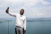 Alex Wilson braucht das Handy nicht nur, um Selfies zu schiessen. Mit ihm meldet er Antidoping Schweiz seinen Standort. (Bild: Alexandra Wey/Keystone, Bürgenstock, 8. July 2019)