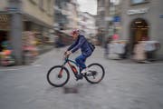 E-Bikes ohne Kontrollschilder sind Velos gleichgestellt und müssen sich an die gleichen Verkehrsregeln halten. (Bild: Benjamin Manser - 13. August 2019)