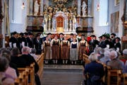 Im Mai hat der Jodlerklub Heimelig seine neue Kleidung in der Pfarrkirche St. Martin eingeweiht. (Bild: Stefan Kaiser, Baar, 11. Mai 2019)