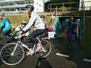 Cristina Bitschnau mit Töchterchen Irma im Velositzli und dahinter Ehemann Marcus am Mittwochnachmittag vor Winterthur. (Bild: PD - 25. September 2019)