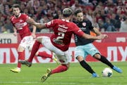 Seit dieser Saison im Dress des FC Thun, hier in den Playoffs zur Europa League: Miguel Castroman (rechts). (Bild: Keystone)