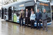 Von links: Ivan Kobler, Gemeindepräsident Rickenbach; Roland Ochsner, Unternehmensleiter BOS; Rico Kellenberger, Leiter Produktion BOS; Nicole Knaus, Fahrpersonal BOS; Roman Habrik, Gemeindepräsident Kirchberg; Stefan Grötzinger, Energiebeauftragter TBW. Bild: Nicola Ryser