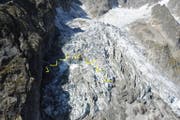 Folge der Klimaerwärmung: Der gelb markierte Teil des Mont-Blanc-Gletschers kann jeden Moment abbrechen. (Bild: EPA)
