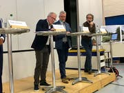 Auf dem Podium: Gemeindepräsident Roland Hardegger, Markus Brühwiler (Brühwiler AG) und Christoph Rüegg (Amberg Engineering AG)