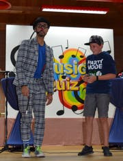 Clown Pipo mit einem Assistenten aus dem Publikum beim Ausführen eines Zaubertricks. (Bild: PD)