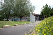 Die heute fast 30-jährige Durchgangsstation in Steinhausen ist in die Jahre gekommen. (Bild: Maria Schmid, 12. Juni 2017)