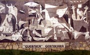 Kopie von Picassos «Guernica» am Strassenrand. Bild: Getty