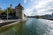 Im Nölliturm, der den westlichen Abschluss der Luzerner Museggmauer bildet, ist die Safran-Zunft Luzern eingemietet. Bild: Roger Grütter (Luzern, 6. Oktober 2017)
