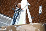 Model Katharina Kuhlmann an der Interboot 2019 auf einem innovativen Segler, dem Flax 27 von Greenboats. Bild: PD