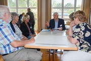 Münchwilens Gemeindepräsident Guido Grütter (Mitte) diskutiert in einer Workshop-Gruppe.