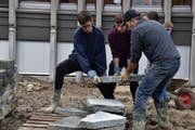 Muskelkraft ist beim Schleppen der Steinplatten gefragt. (Bild: Timon Kobelt)