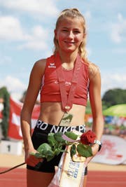 Shirin Kerber freut sich bei der Siegerehrung in Düdingen über die Goldmedaille. Bild: pd
