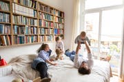 Eine Familie, die glücklich wirkt. Das kann an Aufsuchender Elternarbeit liegen. (Bild: Simon Ritzmann/GettyImages)