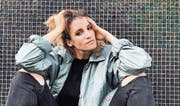 Brigitt Zuberbühler alias Lina Button spielt morgen in Frauenfeld ihre neuen Songs zum ersten Mal live. Bild: Fredrik Ahlm/PD