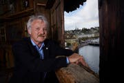 Renato Steffen im Wasserturm mit Blick auf den Schwanenplatz. Steffen ist im März 2019 nach neun Jahren als Turmvogt des Artillerievereins zurückgetreten.