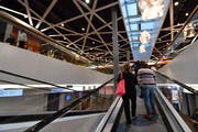 Die Rolltreppe führt hinauf zum Supermarkt. (Bild: Manuel Nagel)