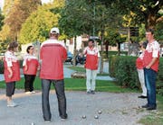 Mitglieder des SC Hüetli üben unter der Obhut von Trainer Renato Soldati (mit Hut).