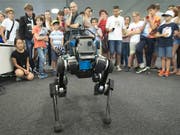 Die Schweiz belegt den Spitzenplatz bezüglich digitaler Wettbewerbsfähigkeit - im Bild der Rotober ANYmal der ETH Lausanne. (Bild: KEYSTONE/LAURENT GILLIERON)