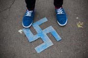 Nazi-Symbole, dschihadistische Videos auf dem Smartphone oder rassistische Bemerkungen können erste Anzeichen einer Radikalisierung sein. (Bild: Imago)