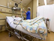 Der Nationalrat möchte, dass ambulant und stationär erbrachte Leistungen künftig aus einem Topf bezahlt werden. Die Kantone drohen mit dem Referendum. (Bild: KEYSTONE/GAETAN BALLY)