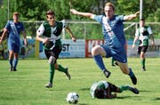 Marc Schneider hebt ab: Die Rüthner hoffen in Rebstein auf Tore ihres Stürmers. Im letzten Meisterschaftsspiel zwischen den beiden FCR siegte Rüthi im April 2018 mit 3:1. (Bild: Archiv/rez)