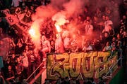 Am vergangenen Samstag, beim Heimspiel des FCSG gegen Servette, kam es zu massivem Abbrennen pyrotechnischer Materialien. (Bild: Urs Bucher)