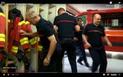 Im neuen Gemeindefilm von Niederhelfenschwil geht die Post ab. Oder zumindest die Feuerwehr. Bild: Screenshot
