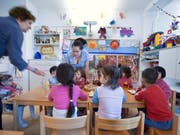 Wer seine Kinder extern betreuen lässt, kann künftig höhere Steuerabzüge machen. Es profitieren aber auch Eltern, die ihre Kinder selber betreuen. Das kommt vor allem Familien mit hohen Einkommen zugute. (Bild: KEYSTONE/GAETAN BALLY)