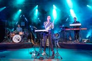 Die Band AVA – bestehend aus Andy Schwendener (Schlagzeug), Kim Lemmenmeier (Gesang) und Nicola Holenstein (Keys) – bei ihrer Plattentaufe am 20. September in der Grabenhalle St. Gallen. (Bild: Urs Bucher)