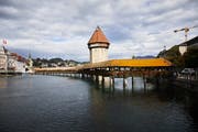 Der rund 700-jährige Wasserturm steht mitten in der Reuss, bei der Kapellbrücke. Der Nutzungsvertrag zwischen Artillerieverein und Stadt Luzern wird jetzt neu verhandelt.