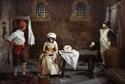 Marie Tussaud (1761-1850), selbst als Wachsfigur dargestellt, die während der Französischen Revolution den Kopf eines Guillotinierten in Wachs nachbildet. (Bild: Keystone)