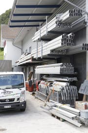 Säuberlich nach Länge geordnet warten die Alustangen von Armin Brändles Zeltverleih auf ihren nächsten Einsatz. (Bild: Fränzi Göggel)