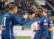 1:0-Siegtorschütze Blessing Eleke (rechts) und Vorlagengeber Pascal Schürpf jubeln nach dem Treffer. (Bild: Martin Meienberger/Freshfocus, Luzern, 26. September 2019)