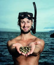 Manuel Vock taucht jeden Montag im Zürichsee nach Muscheln. Bild: Philipp Schmidli