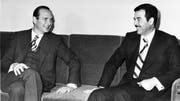 Chirac 1974 als Premierminister im Gespräch mit dem irakischen Diktator Saddam Hussein. (Bild: AP)