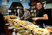 Pintxos: Wie Tapas, nur besser, sagen die Basken. Bild: Alamy