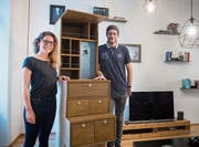Mirjam Landwehr und Peter Bürgisser präsentieren ein zukünftiges Laden-Element. (Bild: Boris Bürgisser, Luzern, 16. September 2019)