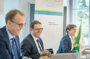 Fröhliche Gesichter an der Budget-Pressekonferenz: Urs Meierhans, Chef Finanzverwaltung, Finanzdirektor Jakob Stark und Kulturdirektorin Monika Knill. (Bild: Andrea Stalder)
