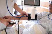 Künftig sollen mehr Patienten behandelt werden, ohne dass sie über Nacht im Spital bleiben müssen. (Bild: Keystone)