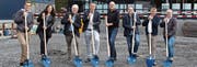 Spatenstich bei der Zünd Systemtechnik AG in Altstätten mit (v.l.) Reto Züst (Leiter Forschung und Entwicklung), Antje Burgold (Immobilienmanagerin), Firmengründer Karl Zünd, CEO Oliver Zünd, Christoph Göldi (Architekt gpa), Carl Keel (Projekt AG), Jürg Tobler (Bauleiter gpa) und Joachim Hasler (Visiona AG). (Bild: pd)