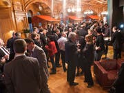 Schluss mit Streiten: Am Donnerstagabend stossen die Parlamentarier aller Fraktionen auf die zu Ende gehende Session an. (Bild: KEYSTONE/ALESSANDRO DELLA VALLE)