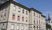 Die Zukunft des Kirchmattschulhauses beschäftigt den Erstfelder Gemeinderat schon länger. Aufgrund der Auflagen der Denkmalpflege wird ein Verkauf kaum möglich sein. (Bild: Paul Gwerder, 4. Juli 2019)