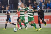 Der Krienser Anthony Bürgisser (Mitte) im Zweikampf gegen GC-Spieler Allen Njie. (Bild: Boris Bürgisser, Kriens, 20. September 2019)