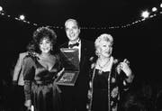 Chirac als Pariser Bürgermeister im Jahr 1985. Er überreicht dem US-Filmstar Liz Taylor (links) eine Auszeichnung. (Bild: AP)