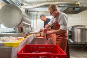 Alex Brülisauer (vorne) und Leo Müggler bereiten die Blutwürste vor. (Bilder: Hanspeter Schiess)