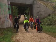 Bescheidenes, weil zeitweise feuchtes Velowetter, aber beste Stimmung: Die St.Galler Teilnehmerinnen und Teilnehmern an der Velosternfahrt an die Klimademo in Bern heute am frühen Nachmittag vor Baden. (Bild: Marcus Bitschnau - 26. September 2019)