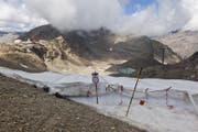 Folien sollen das Abschmelzen der Gletscher in Skigebieten verlangsamen. (Bild: Keystone)